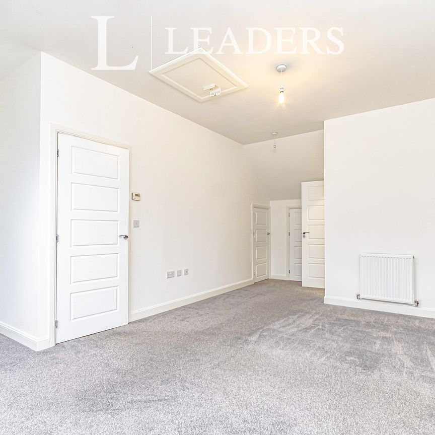 4 bedroom link detached to rent Bedivere Road, Ifield - Photo 1