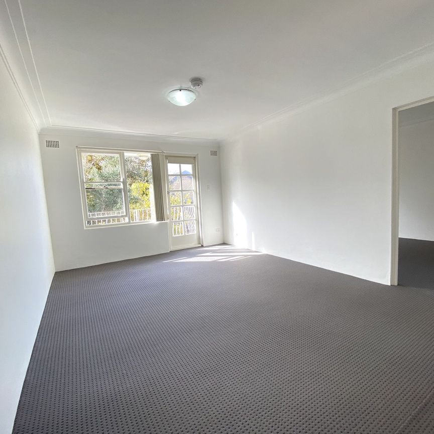 Spacious one bedroom apartment in a Small Block - Photo 1