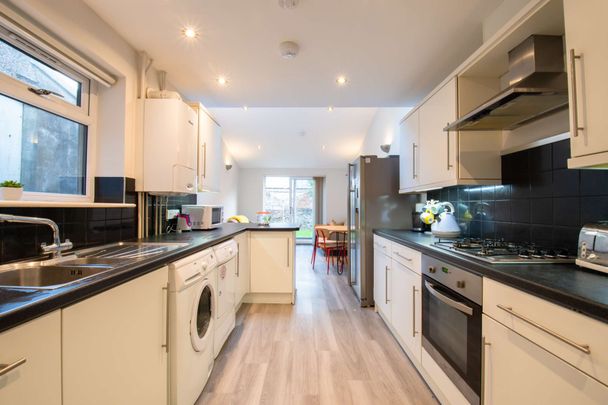 Top-spec 2-bathroom architecturally-designed property in prime location! - Photo 1