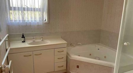 Spacious 5BR Home in Bucklands Beach - Photo 5