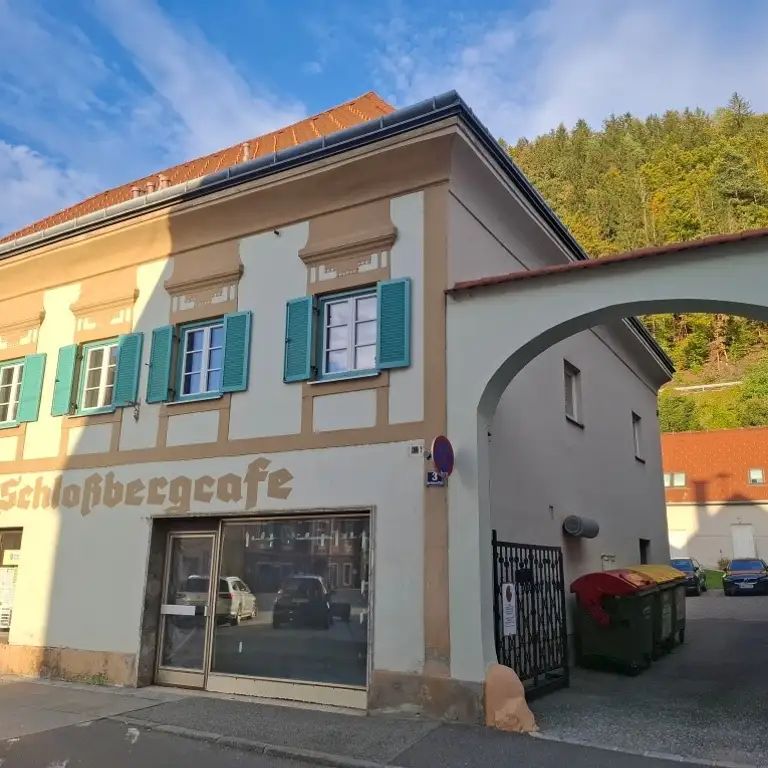 NEU - Zentrale 2-Zimmer-Altbauwohnung mit Küchenblock am Hauptplatz in Kapfenberg zu mieten ! - Foto 1