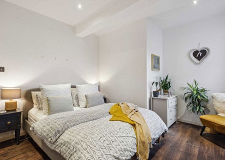 Balham High Road, SW17 7AA, London - Photo 3