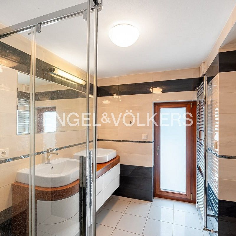 Pronájem domu 320 m² s pozemkem 879 m² - Фото 1