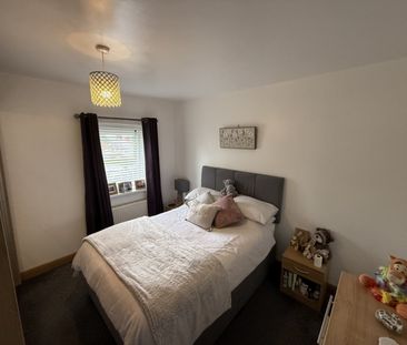 3 bed Semi-Detached - To Let - Photo 4