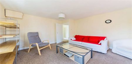 3 Bedroom, 1 bath, 1 reception Flat - Photo 2