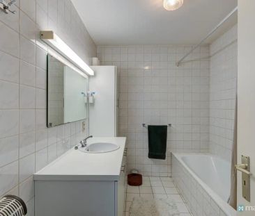 GUNSTIG GELEGEN APPARTEMENT MET 2 SLAAPKAMERS, GARAGE EN AUTOSTAANP... - Photo 6