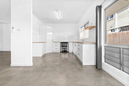 Solid lowset family home - Photo 2