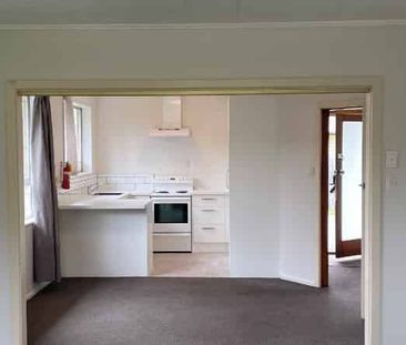 Spacious Three Bedroom House In Ferndown - Photo 2