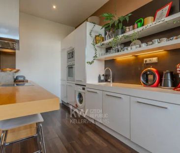 Pronájem elegantního bytu 2+kk s balkonem a krásným výhledem ve Vrš... - Photo 6