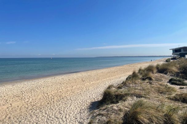 BEACH LIFESTYLE WITH AMAZING BAY VIEWS! - Photo 1