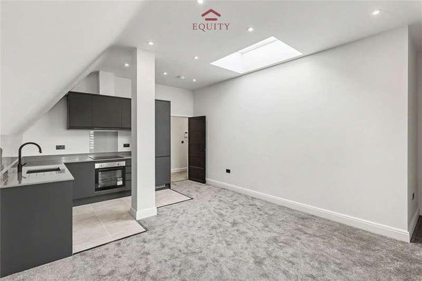 Bullsmoor Lane, Enfield, EN3 - Photo 1