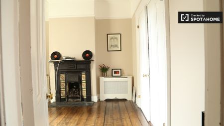 Light room in 4-bedroom apartment in Terenure, Dublin - Photo 4