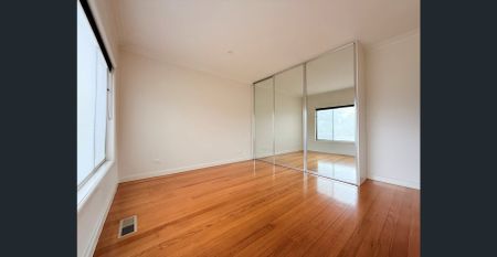 Spacious 3 Bedroom Home - Photo 4