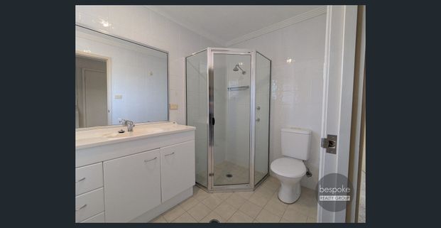 Modern 4-Bedroom Duplex Moments from Station & River – Short-Term Lease Opportunity! - Photo 1