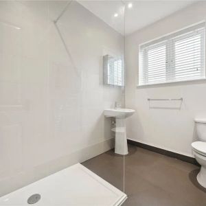 3 bedroom flat in Hampton Hill - Photo 3