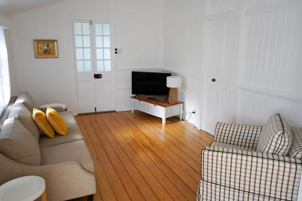 Contemporary Queenslander Living in North Ward - Photo 1