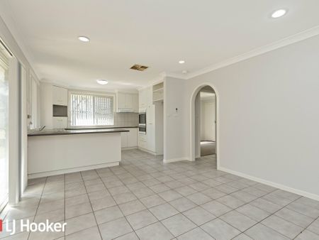 Spacious 3-Bedroom Home with Double Garage in South Tamworth - Photo 2