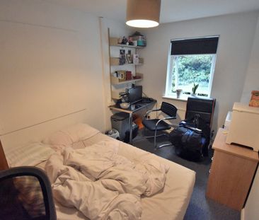 6 Bed Terraced House, Hillside Court, RG1 - Photo 4