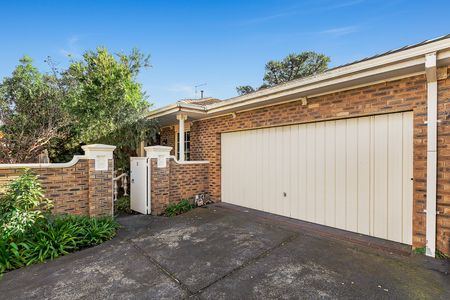 IMMACULATE, LIGHT FILLED THREE BEDROOM HOME - Photo 4