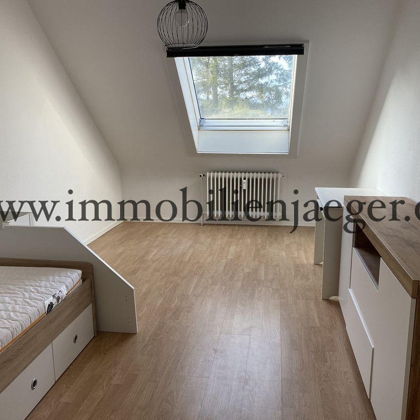 Glashütte - gepflegte Wohnanlage - großzügige Dachwohnung mit Küche, Holzparkett, Wannenbad, 3.OG - Photo 1