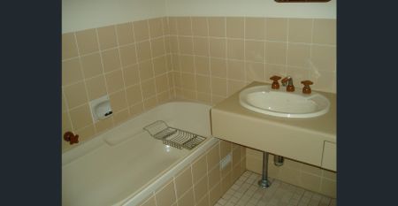 LOCATED JUST OFF HURTLE SQUARE IN THE EASTERN PRECINCT, LOVELY QUIET LOCATION, LOW MAINTENANCE TOWNHOUSE LIVING - Photo 4