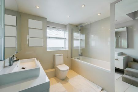 First Floor One Bedroom Flat in Converted Grade II Listed House to let in Kennington - Photo 5