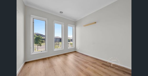 IMMACULATE FAMILY HOME IN EXCLUSIVE BELMOND ON CLYDE ESTATE - Photo 1