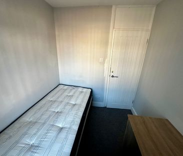 2 Bed Flat, The Martyrs Close, CV3 - Photo 3