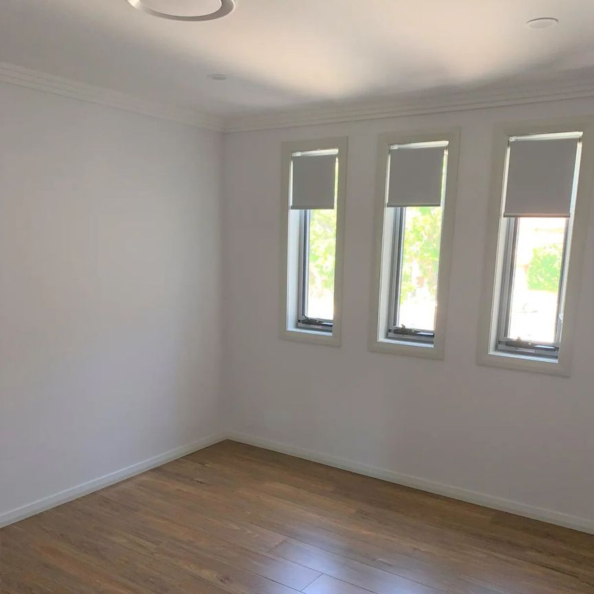 Modern 2-Bedroom Townhouse - Walk to Station, Shops & Schools!! - Photo 1