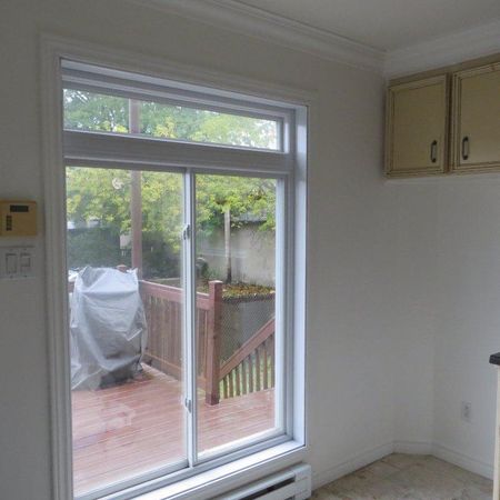 Logement à louer 6 1/2 sur 2 étages (Sous-sol et RDC). Propre et tranquille, on vient de le peinturer au complet en blanc, près de tout les services. - Photo 3