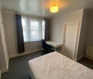 6 bedroom, 2 en-suite house - Photo 6