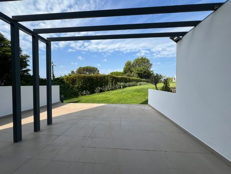 Modern two bedroom unfurnished apartment in closed condominium in the center of Cascais with sea view. - Photo 2