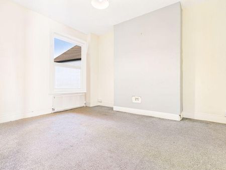 3 bedroom apartment to rent - Photo 2