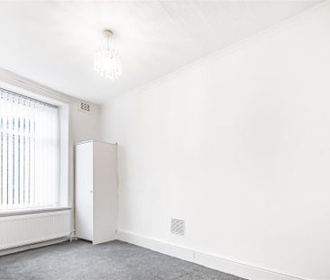 2 bedroom end of terrace house to rent - Photo 2