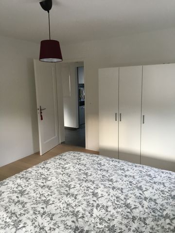 Bel appartement rénové de 3 pièces avec place de parking dans un endroit calme à Zurich - Foto 4