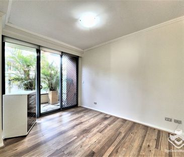 well maintained apartment with floor boards - Photo 3