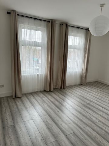 3 Bed Flat, Grangewood Street, E6 - Photo 2