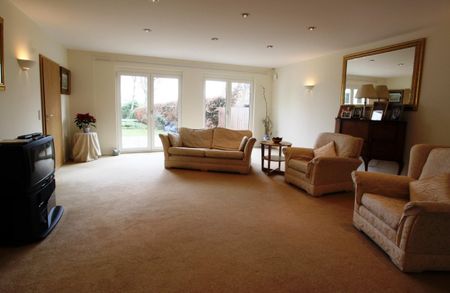 4 bedroom detached house to rent - Photo 2