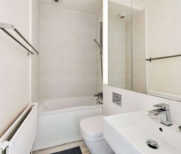 SHORT LET - One bedroom apartment set only 100 meters from Little Venice Canal in a period white stucco building - Photo 1