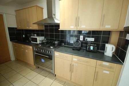 1 bedroom in a house share to rent - Photo 3