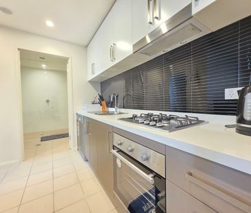 Furnished, large Ground floor apartment with 2 car spaces - Photo 4