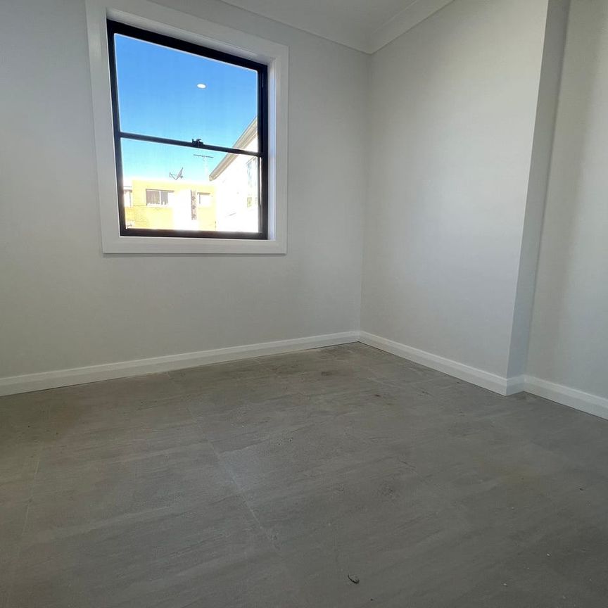 Newly built 3-bedroom, 1-bathroom terrace home, ideally situated in a highly sought-after neighborhood renowned for its convenience and - Photo 1