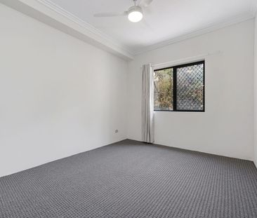 Spacious apartment in a convenient Hurstville location - Photo 6