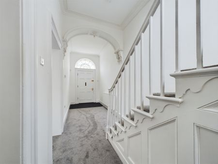 4 Bedroom Detached House - Photo 2