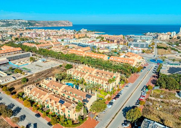 FOR RENT: SPACIOUS AND ELEGANT 4-BEDROOM BUNGALOW FOR LONG TERM