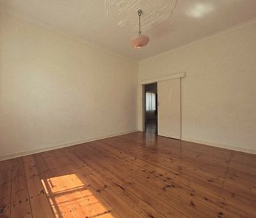 Neat 3-Bedroom Home in Convenient Royal Park Location - Photo 2