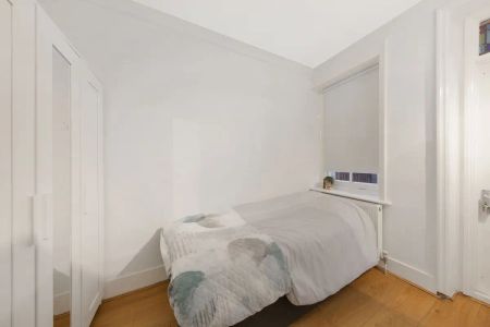 2 bedroom flat in London - Photo 2