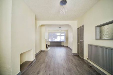 3 Bed Detached House, Lawrence Avenue, E12 - Photo 3
