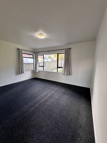 Newly renovated 3-bedroom, 2-Living room available - Photo 2