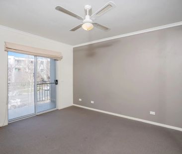 SPACIOUS TOP FLOOR, TWO BEDROOM APARTMENT - Photo 1